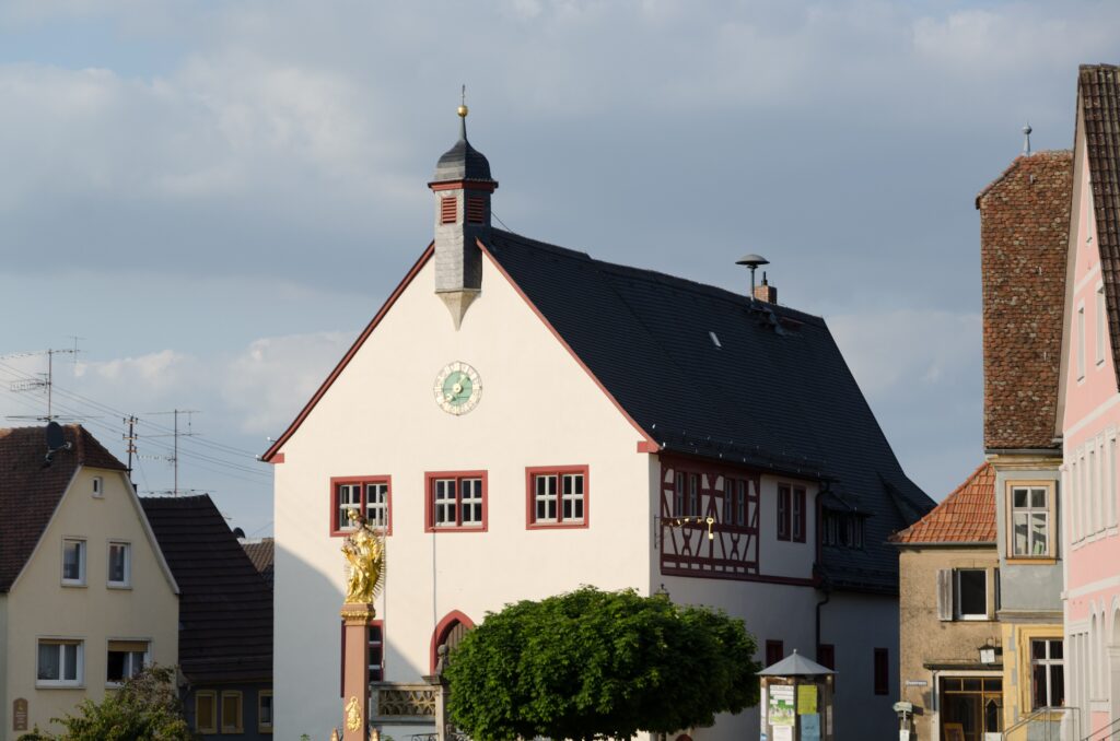 Rathaus am Marktplatz in Aub