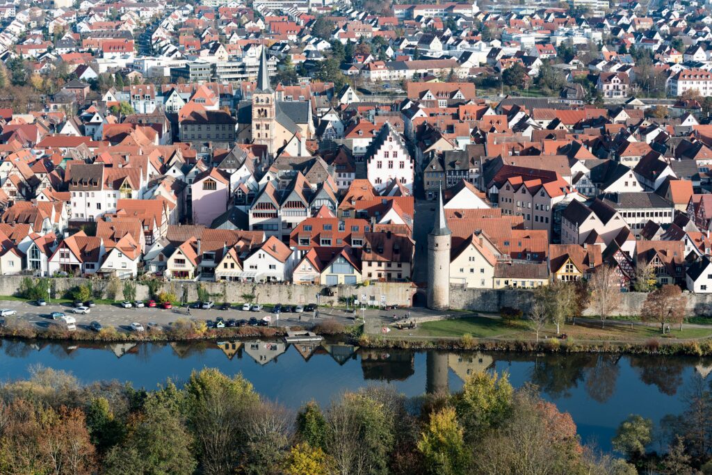 Blick auf Karlstadt mit Rathaus und Maintor