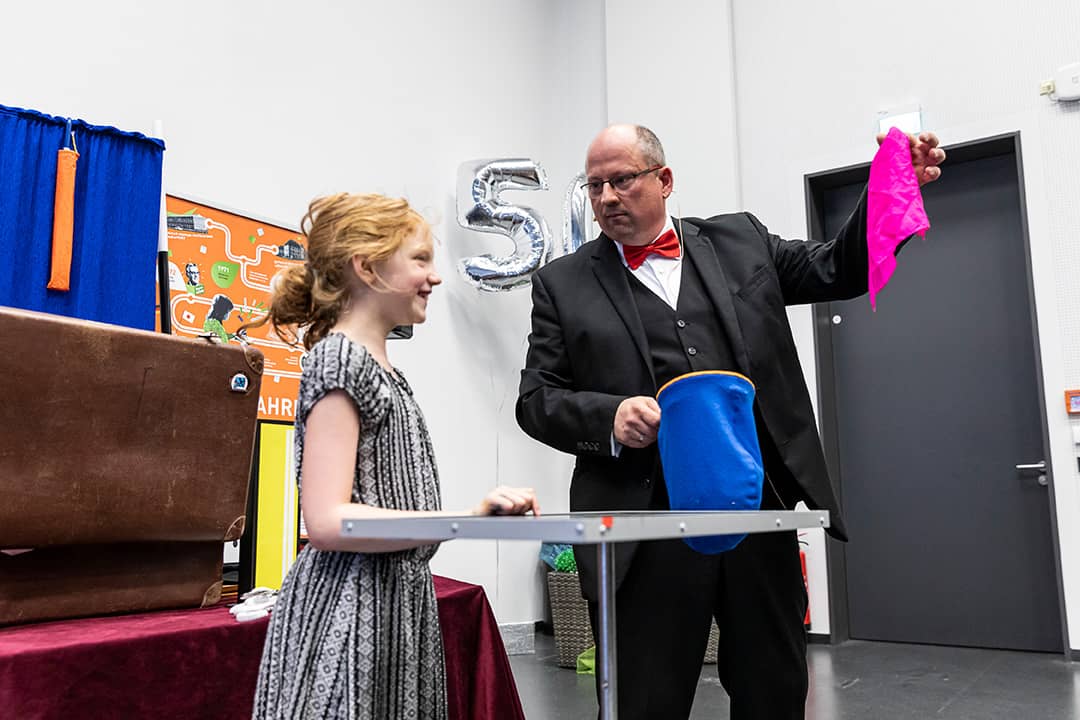 Kinderzauberer Norbert Edelmann mit Kind bei einer Zaubershow