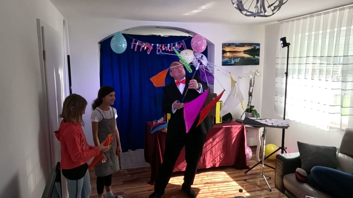 Schirm als Requisit einer Kinderzaubershow