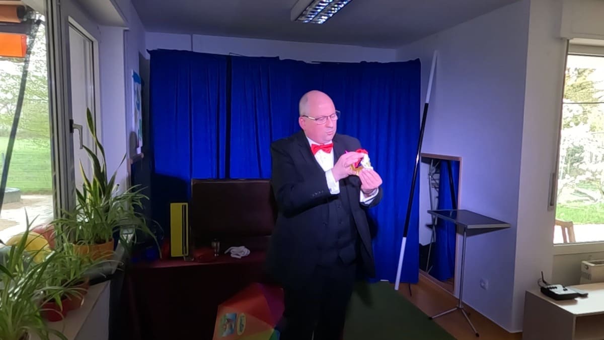 Buntes Zaubertuch als Requisit für eine Kinderzaubershow