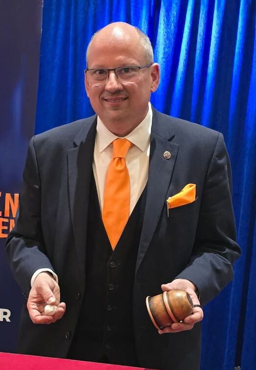 Profischummler Norbert Edelmann mit Hütchenspiel