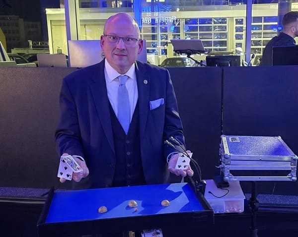 Norbert Edelmann als Profischummler mit Hütchenspiel