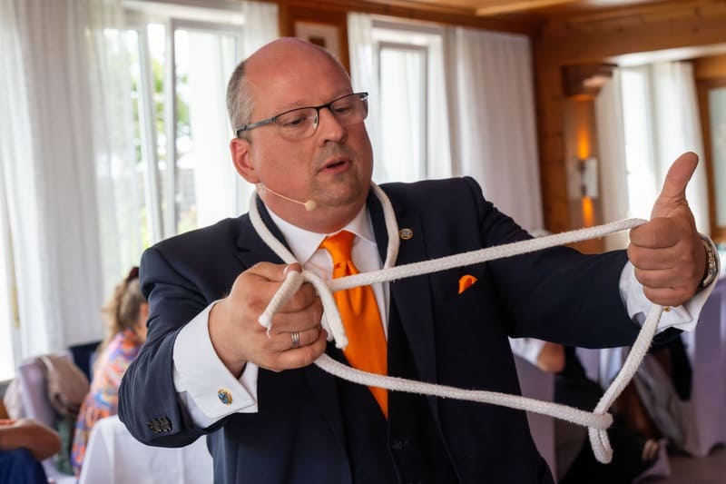 Professionelle Zaubershow vor erwachsenen Gästen
