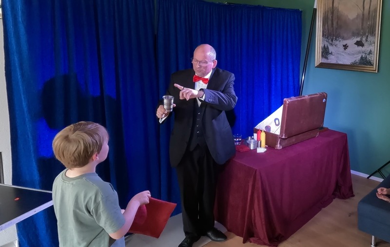 Kindergeburtstag zu Hause mit vorbereitetem Programm, Tisch und festlicher Atmosphäre