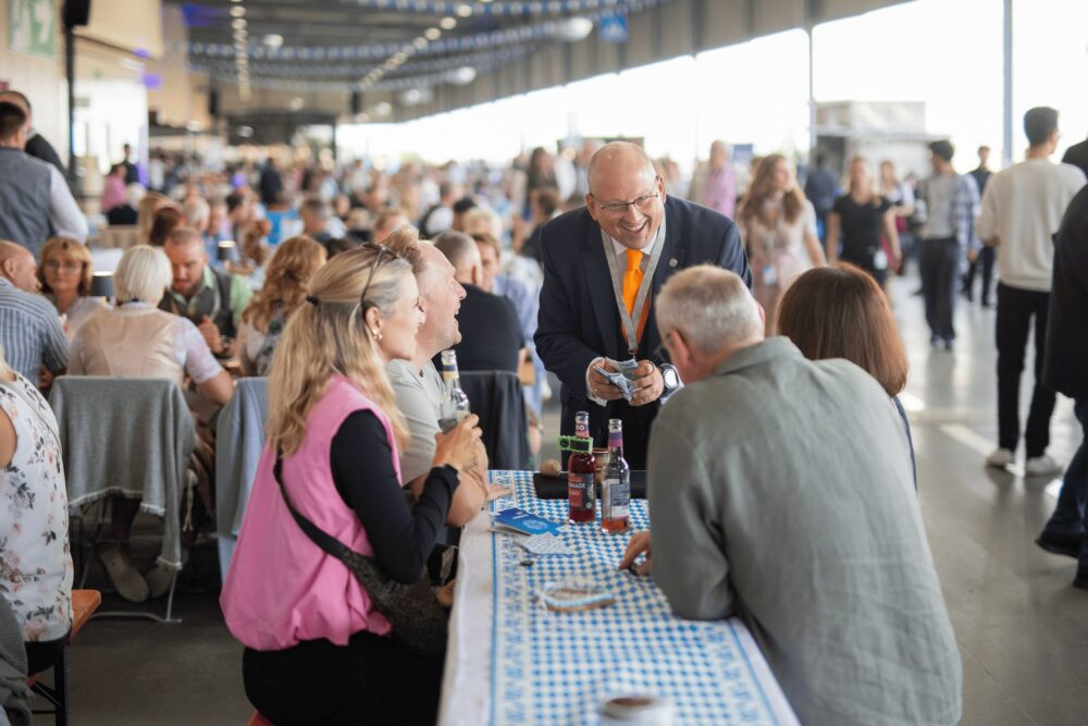 Gäste auf einem Betriebsfest werden unterhalten