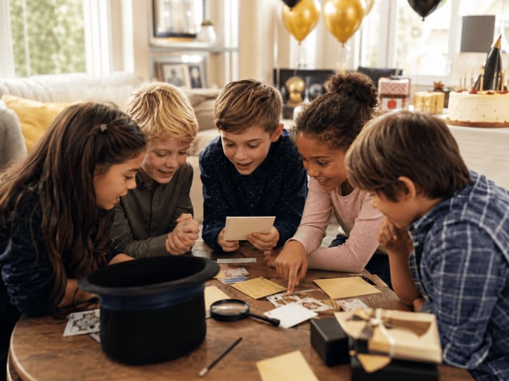 Kindergeburtstag mit 7 Jahren mit Rätselspiel, Teamaufgaben und besonderer Unterhaltung zu Hause