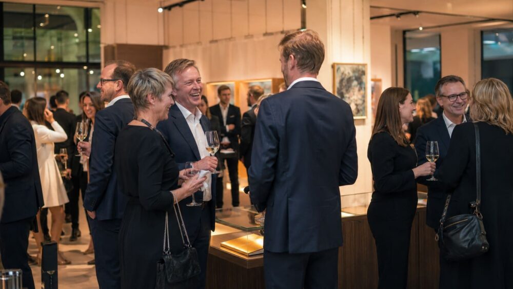 Kundenevent planen mit Gästen in moderner Business-Galerie