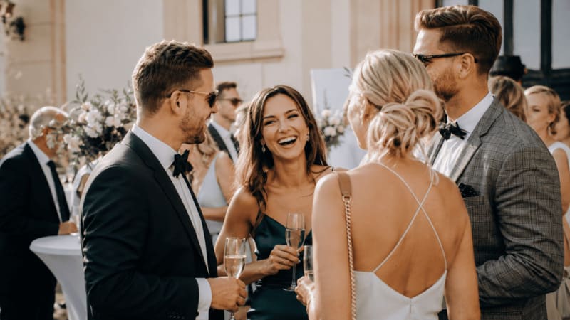 Hochzeitsgäste beim entspannten Sektempfang als Teil der Hochzeitsplanung