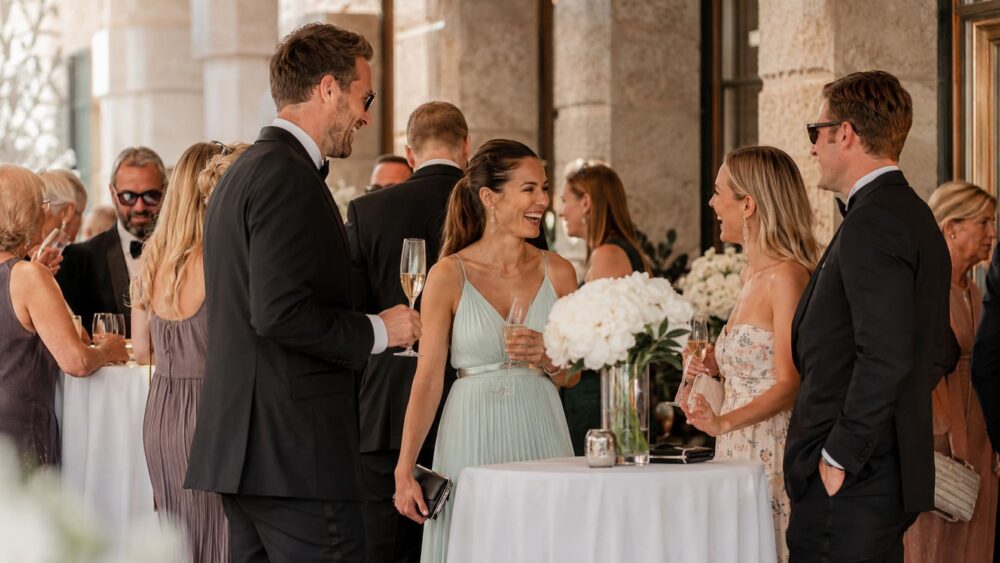 Eleganter Sektempfang bei einer Hochzeit mit entspannten Gästen