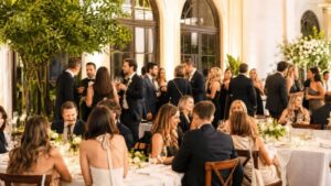 Stilvolle Hochzeit ohne peinliche Spiele mit entspannten Gästen in eleganter Atmosphäre