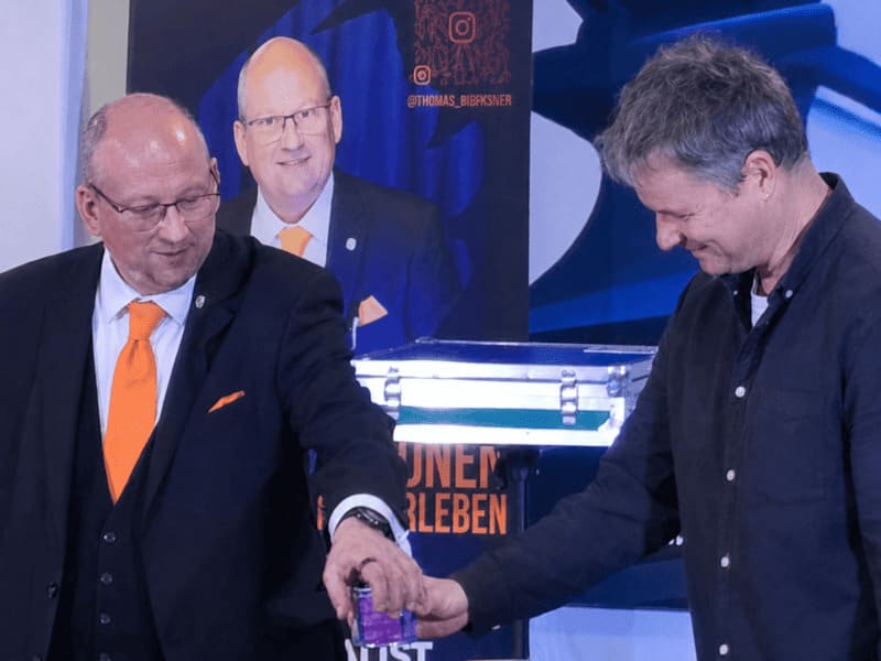 Mentalist und Zauberkünstler bei einem stilvollen Firmenevent mit erwachsenen Gästen