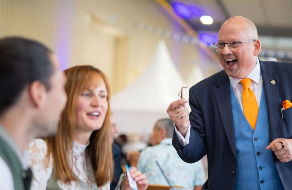 Zauberer Würzburg begeister alle Gäste auf Geburtstagen, Hochzeiten und Firmenevents