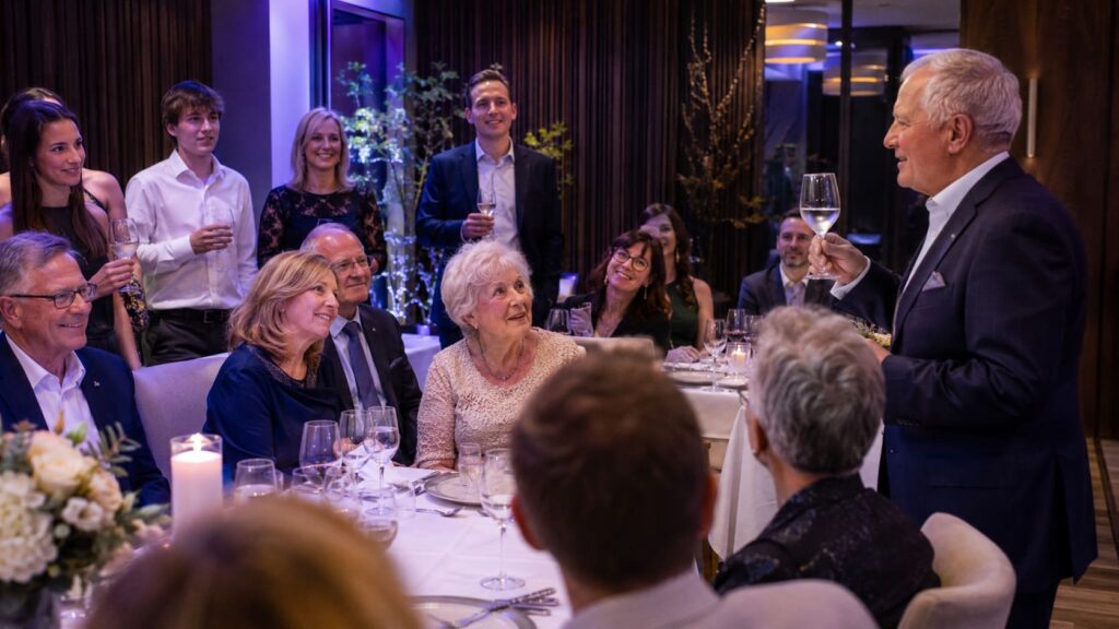Mehrere Generationen feiern gemeinsam einen runden Geburtstag in ruhiger Atmosphäre
