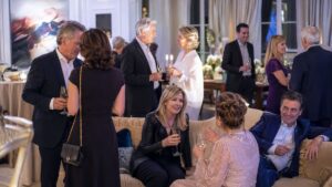 Gemischte Gästegruppen bei einer privaten Geburtstagsfeier im stilvollen Salon