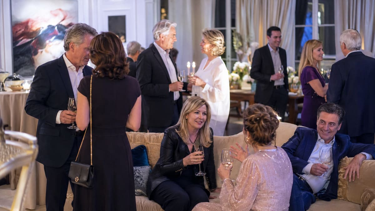Gemischte Gästegruppen bei einer privaten Geburtstagsfeier im stilvollen Salon