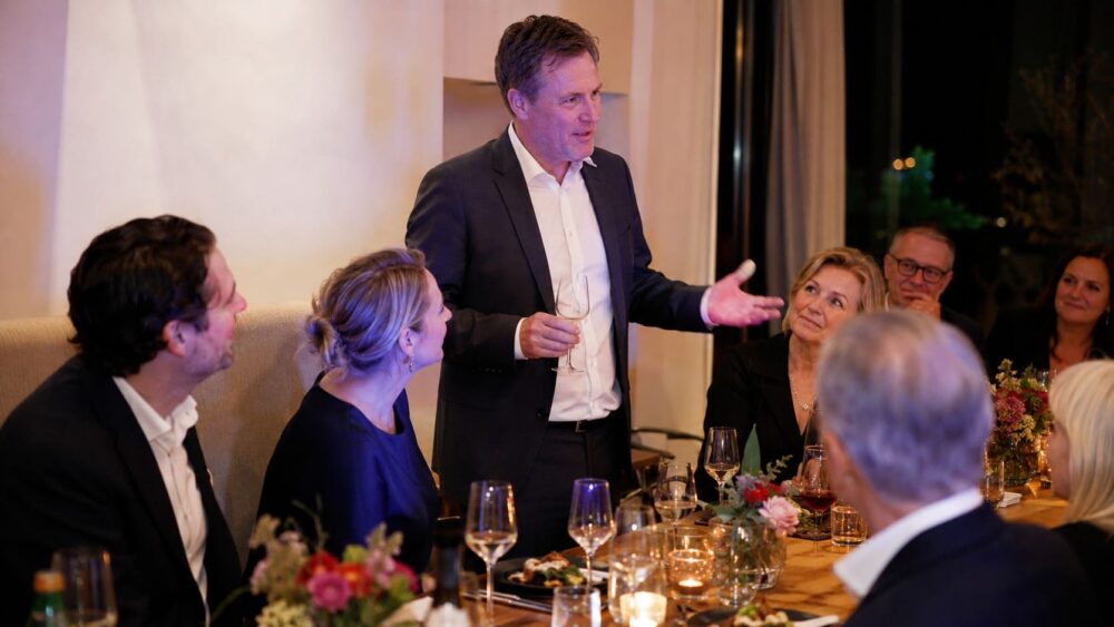 Persönlicher Beitrag bei einer stilvollen Geburtstagsfeier während des Essens