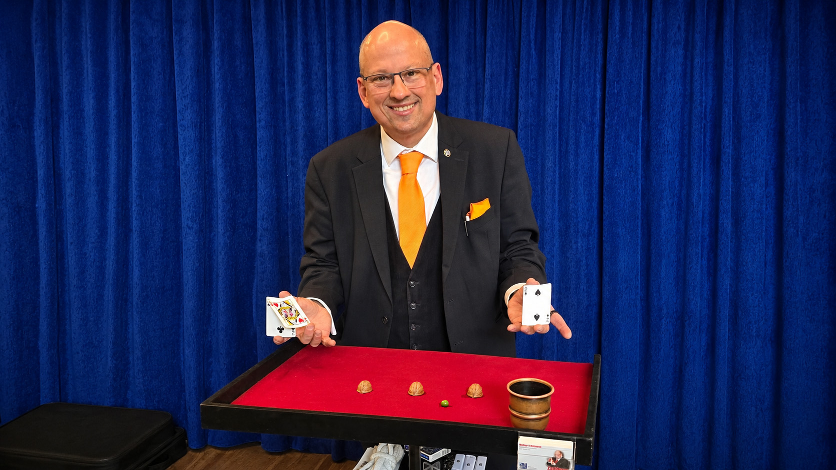 Norbert Edelmann mit Hütchenspiel als Gesprächsanreger bei einer Veranstaltung