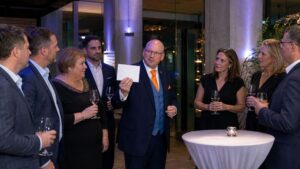 Alt-Text: Mentalist bei einer stilvollen Firmenfeier in moderner Eventlocation