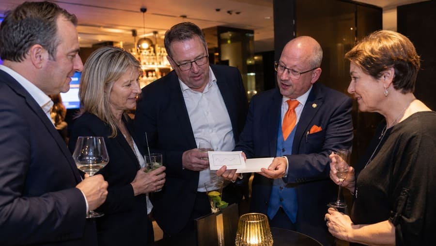 Mentalmagie bei einem Kundenevent in einer Business-Lounge als Beispiel für Unterhaltung im Hotel
