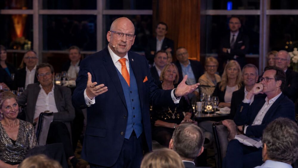 Mentalist oder Zauberer bei einer stilvollen Veranstaltung
