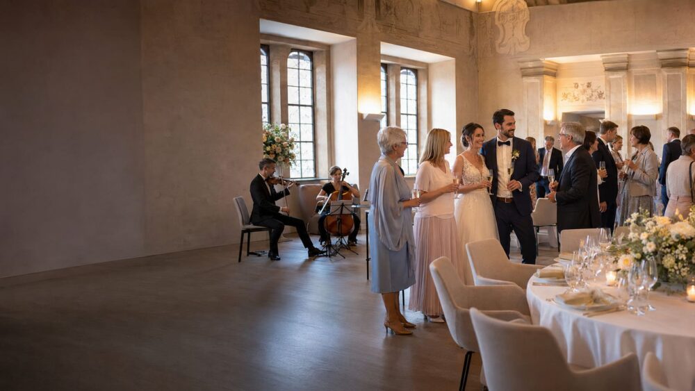 Elegante Hochzeit mit stilvoller Unterhaltung in einem Schlosshotel