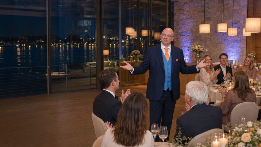 Stilvoller Showact mit Zauberer bei einer modernen Hochzeit