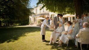 Hochzeitsgäste finden bei einer Sommerhochzeit Schatten und Erfrischung