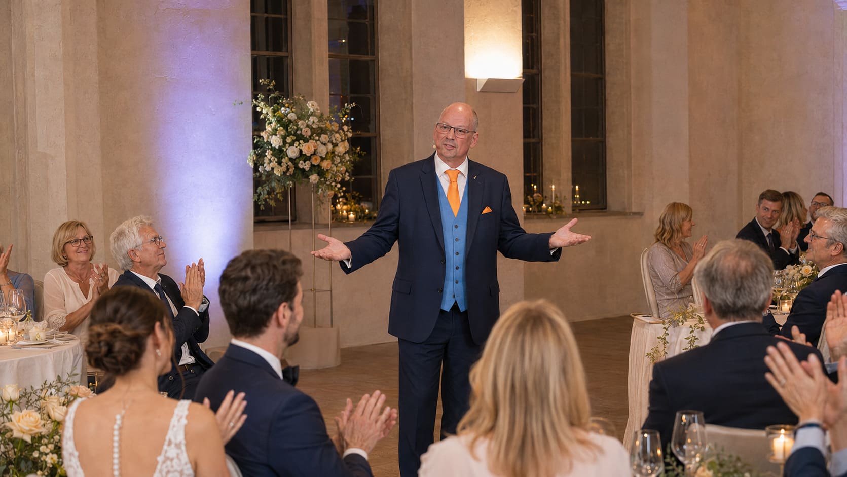 Stilvolle Zaubershow nach dem Dinner bei einer eleganten Hochzeit