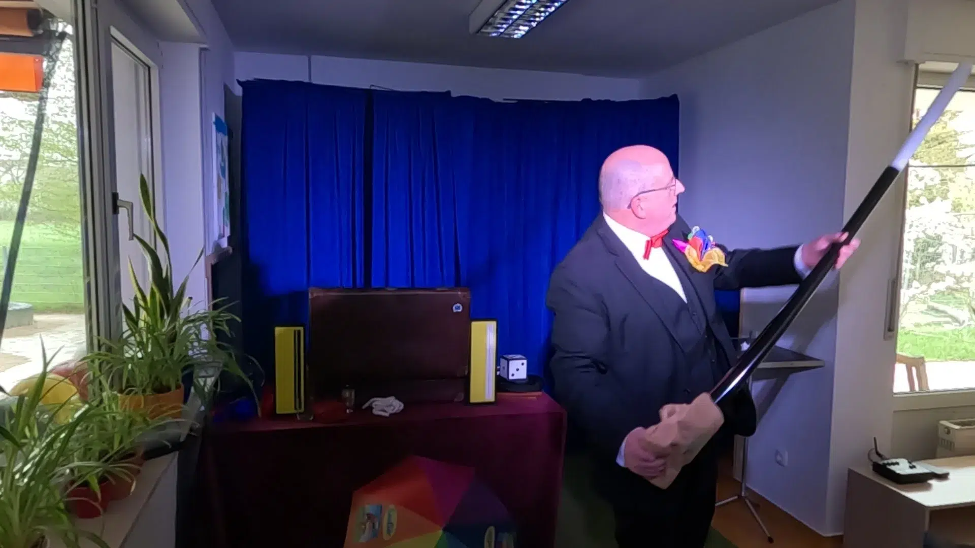 Kindergruppe bei einer gemeinsamen Kinderzaubershow