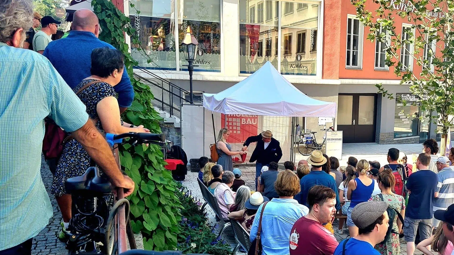 Kinderzaubershow bei einem Straßenfest