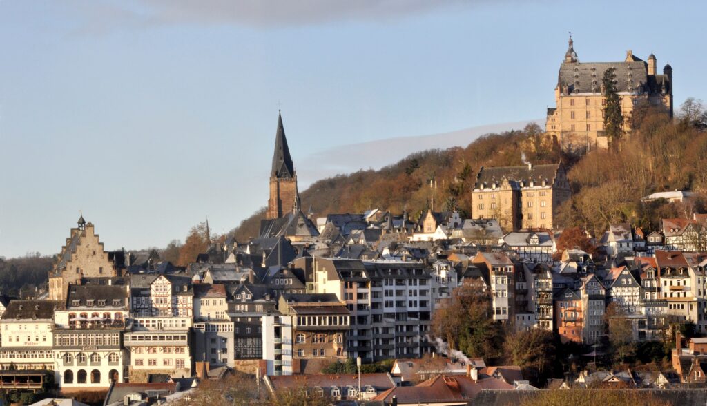 Stadtansicht Marburg mit Rathaus und Schloss
