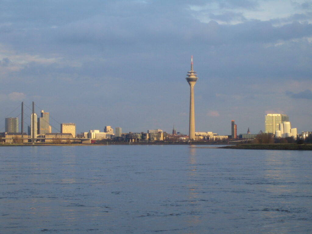 Blick auf den Düsseldorfer Fernsehturm