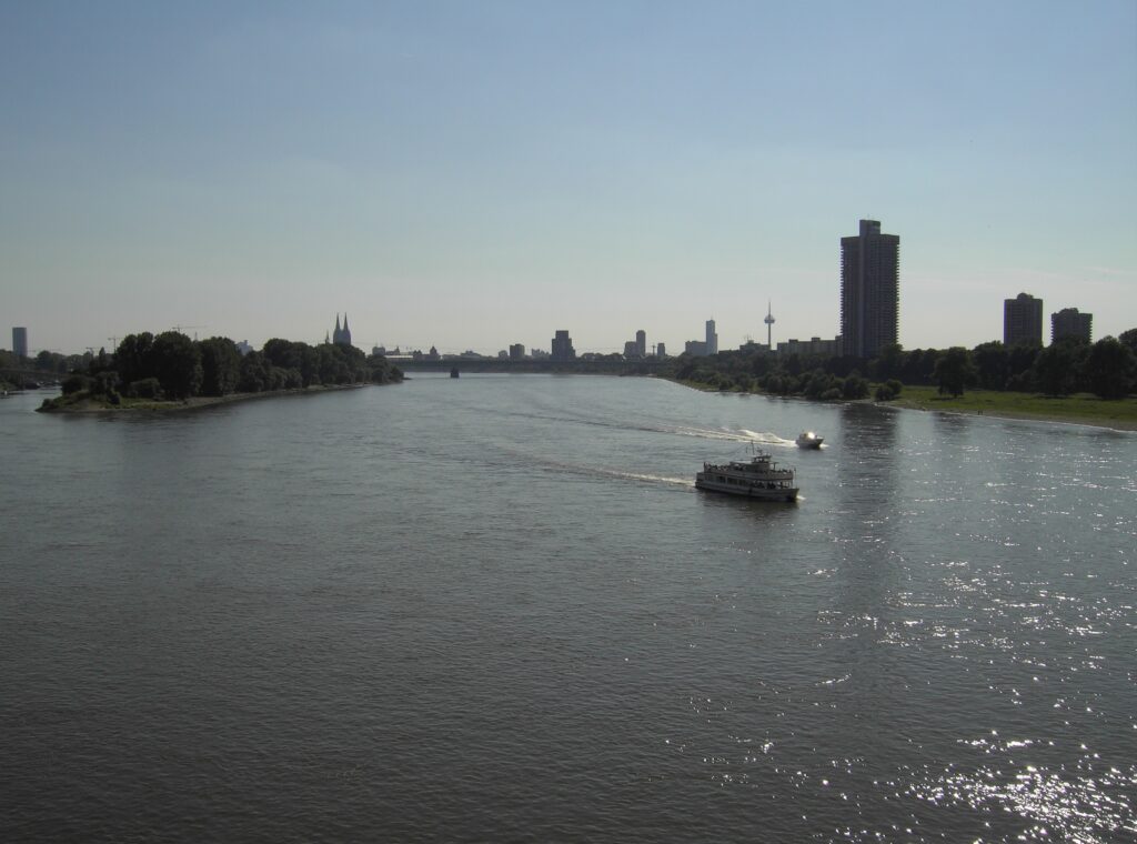 Blick von der Mülheimer Brücke auf Köln